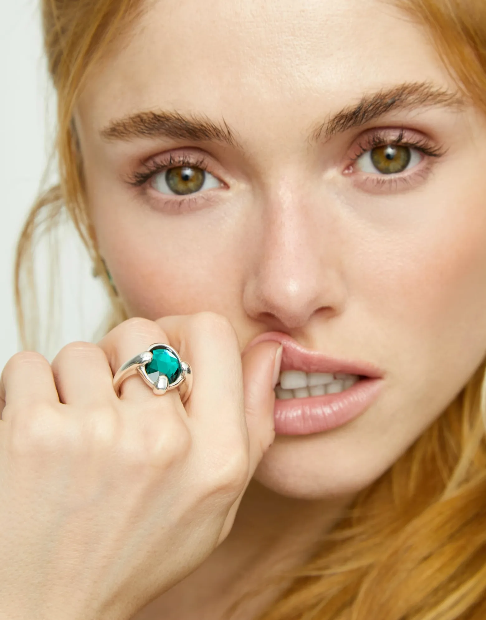 Ring with green oval faceted crystal