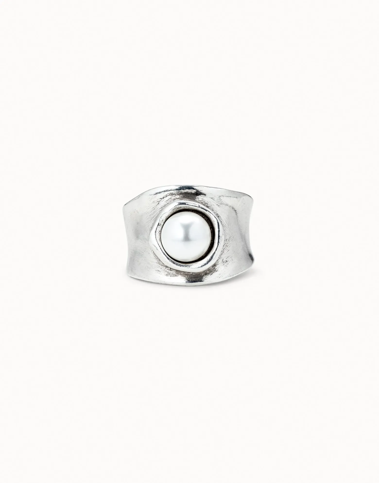 Ring with pearl