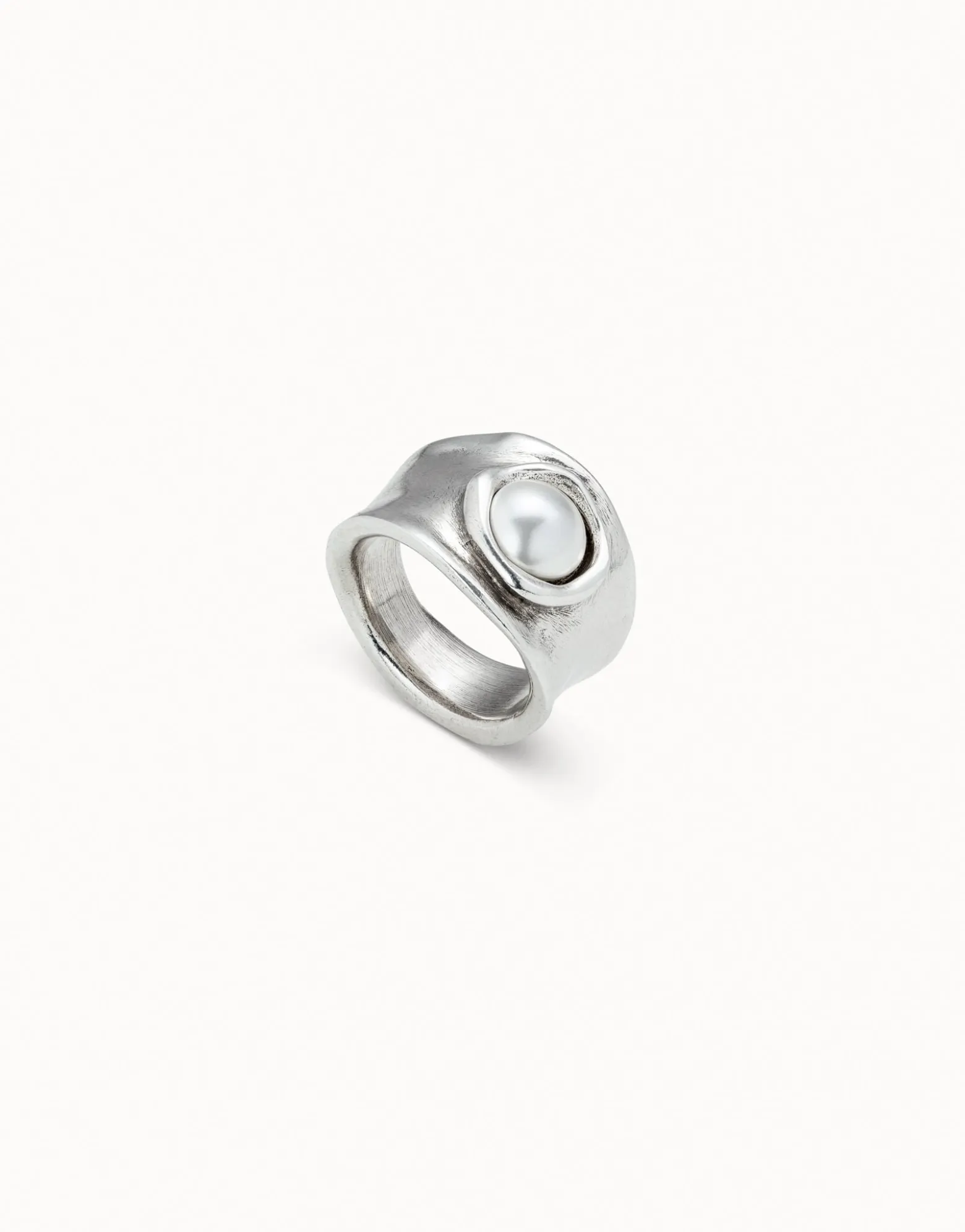 Ring with pearl