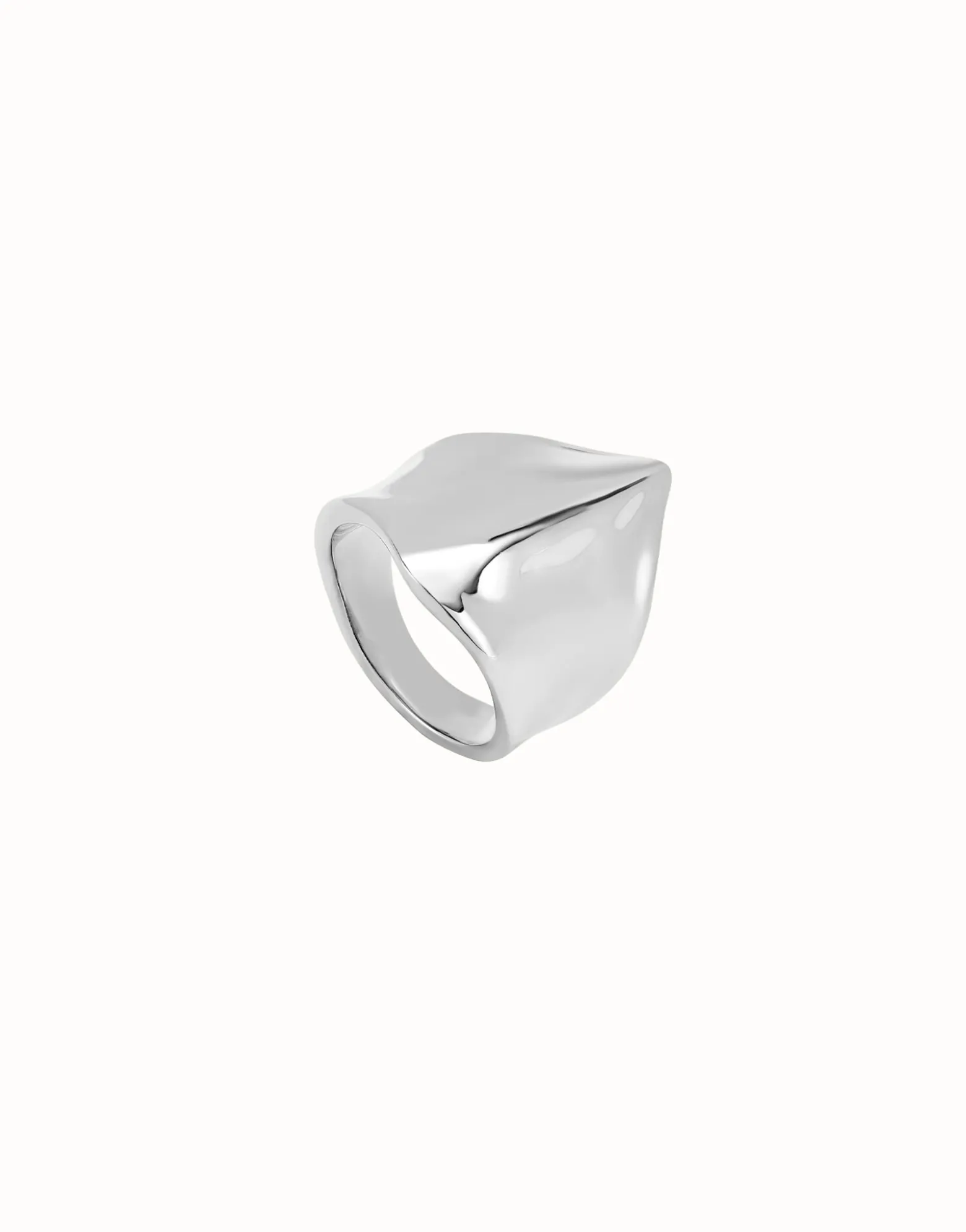 Ring with the shape of a manta ray