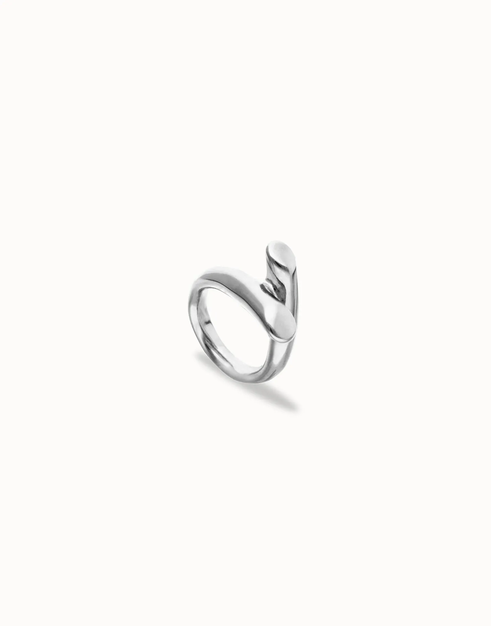 Ring with two intertwined organic forms