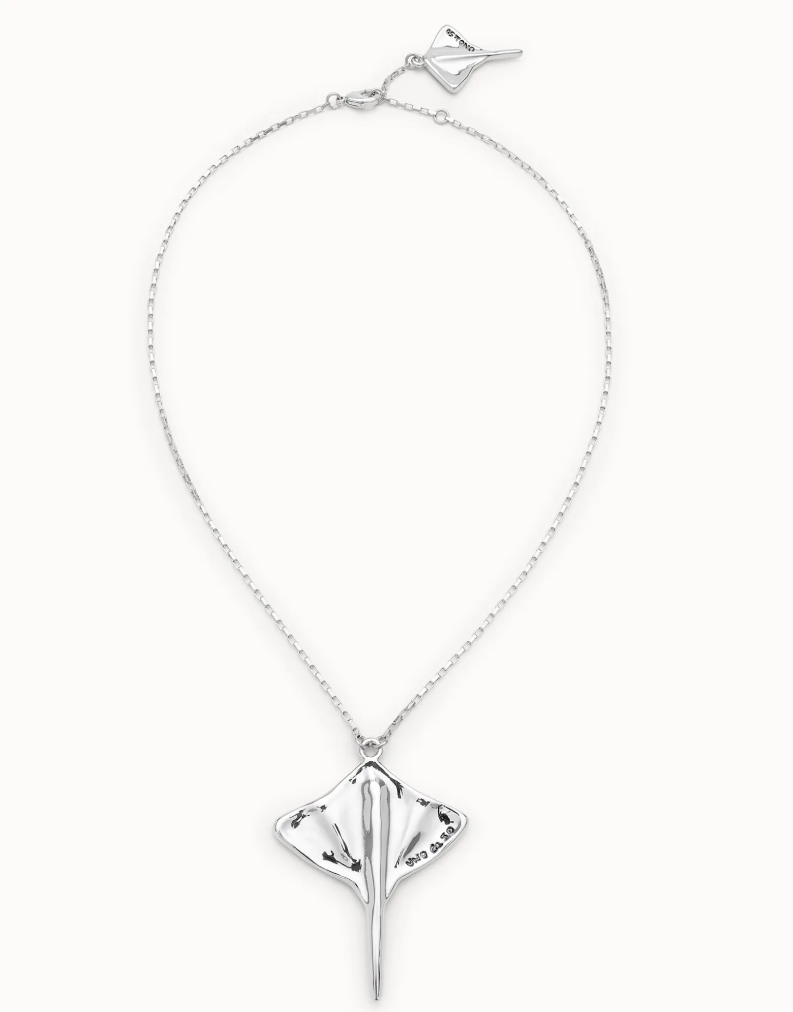 Short chain pendant necklace with manta ray
