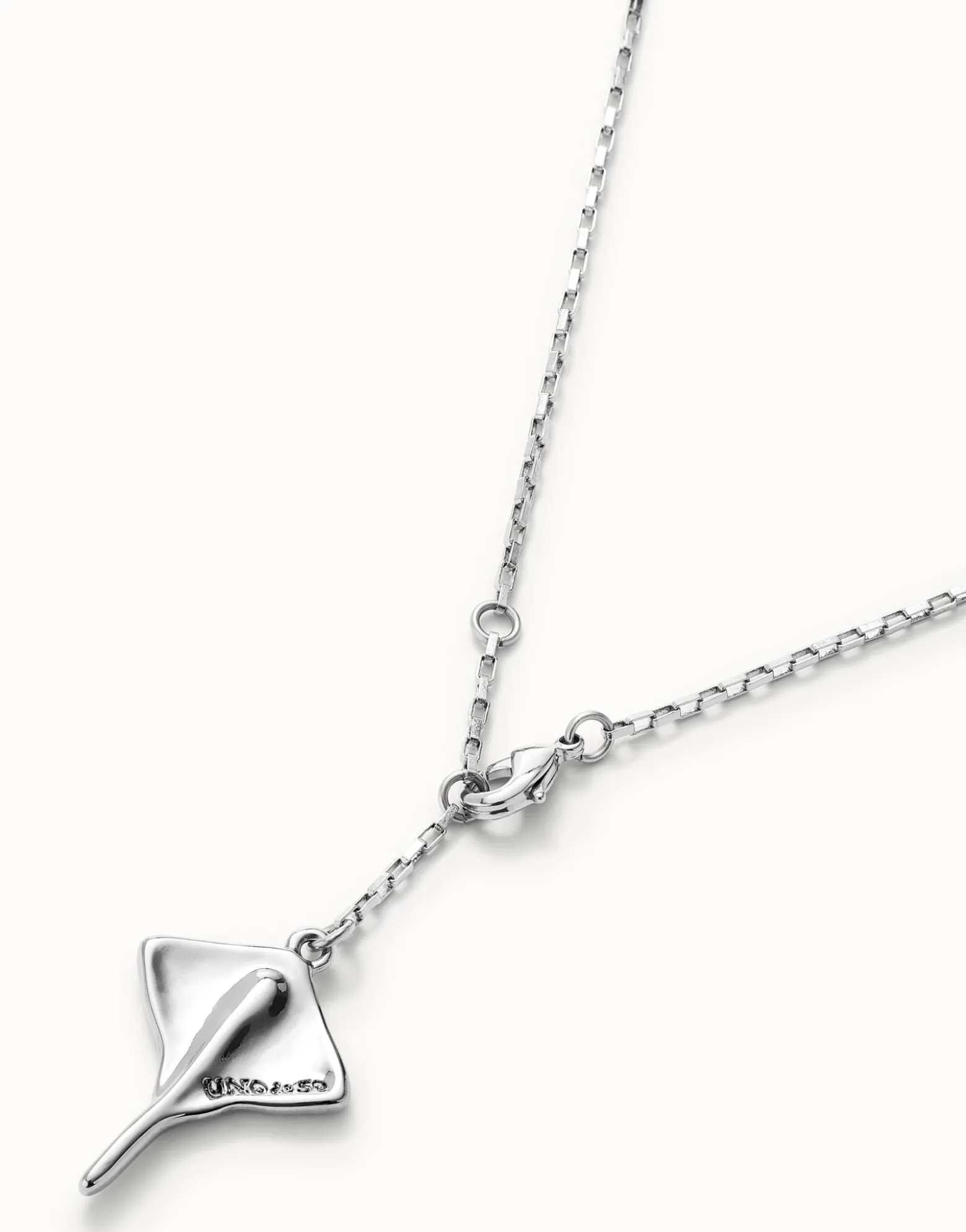Short chain pendant necklace with manta ray