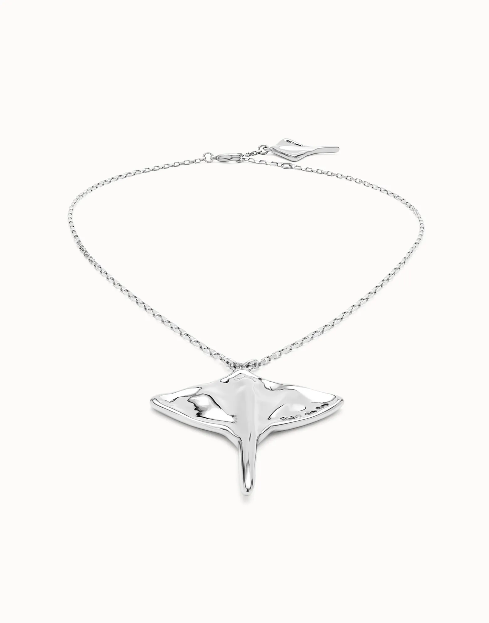 Short chain pendant necklace with manta ray