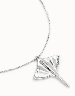 Short chain pendant necklace with manta ray