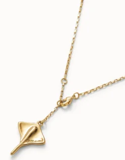 Short chain pendant necklace with manta ray