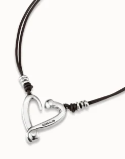 Short leather necklace with a heart