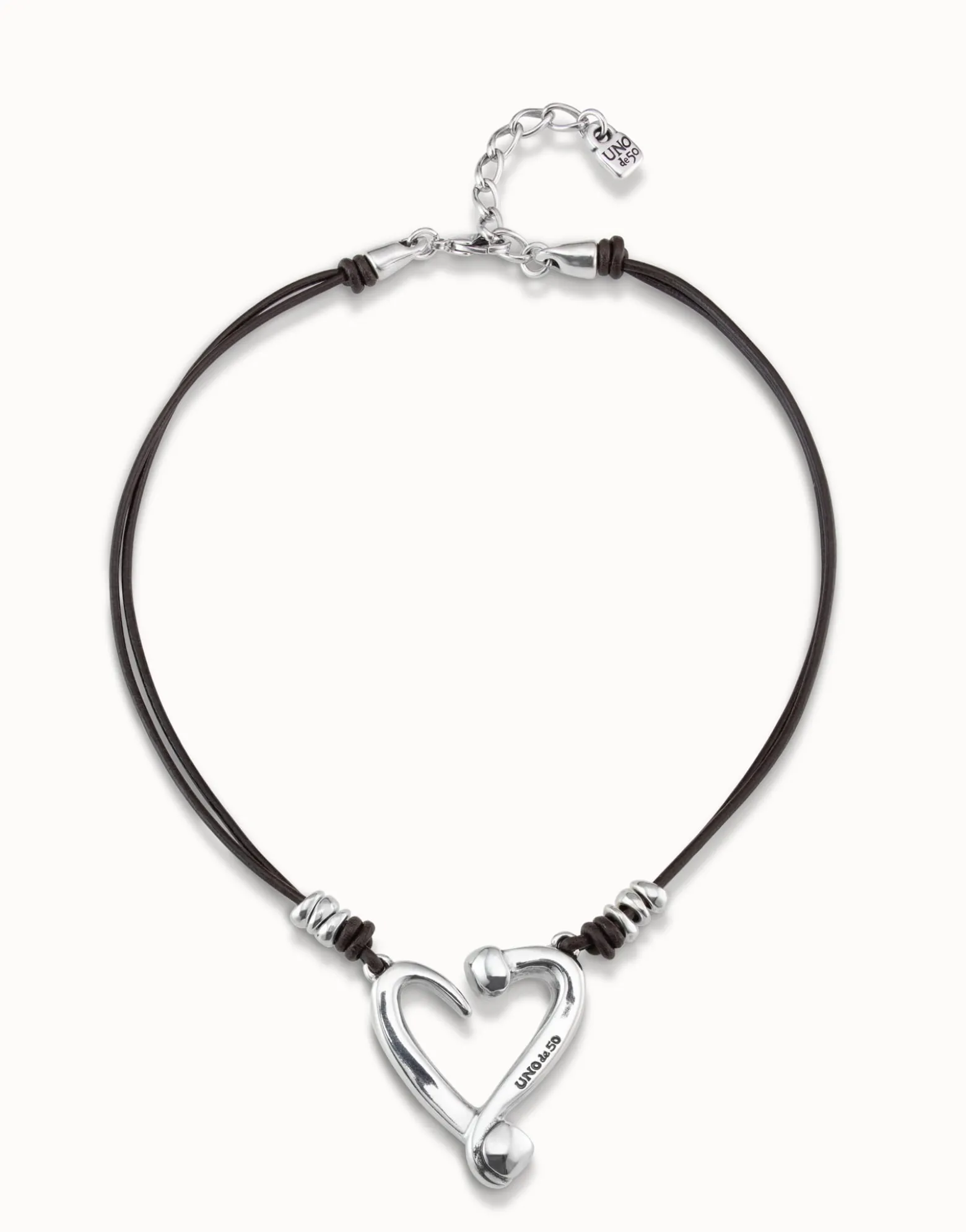 Short leather necklace with a heart