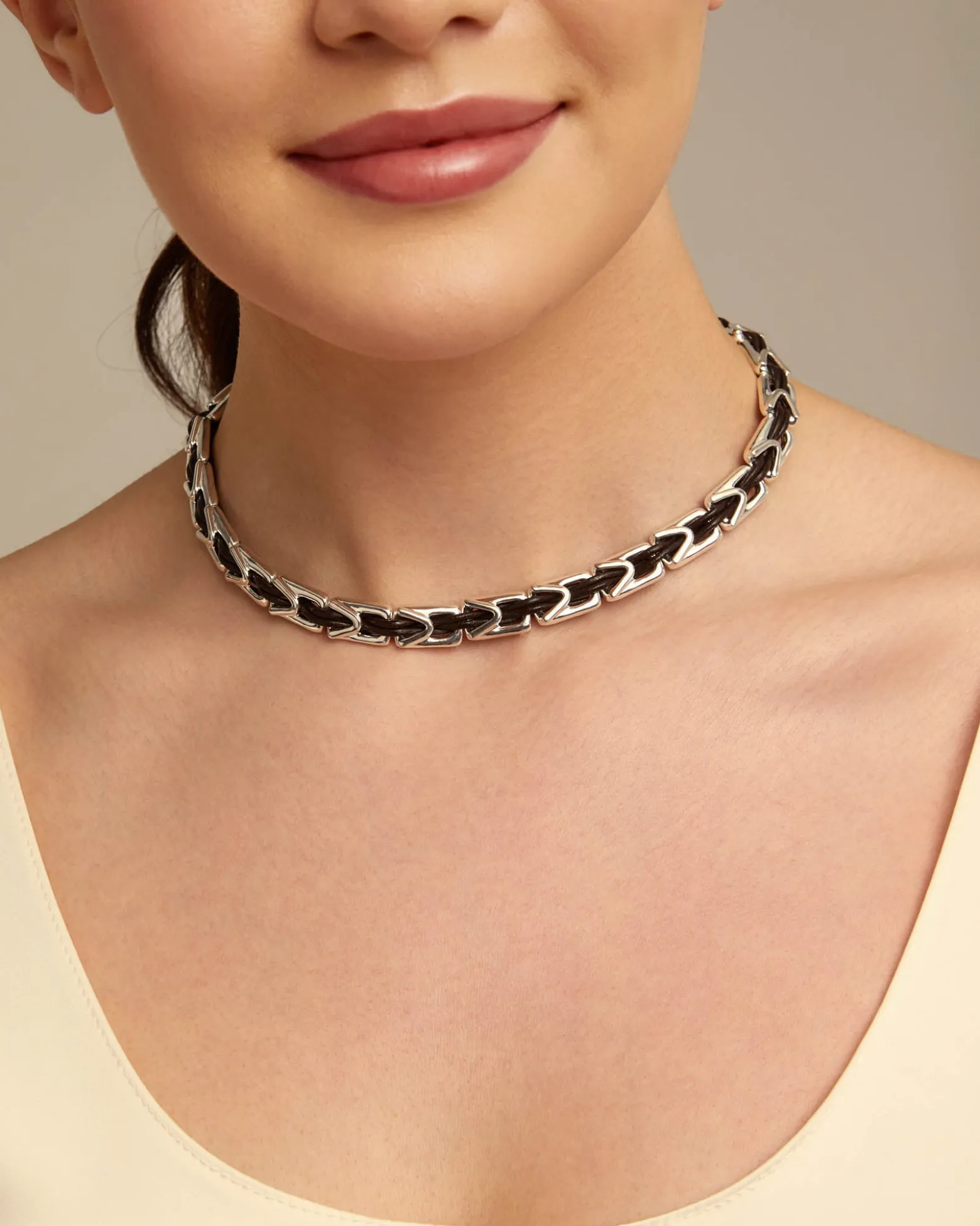 Short leather necklace with links