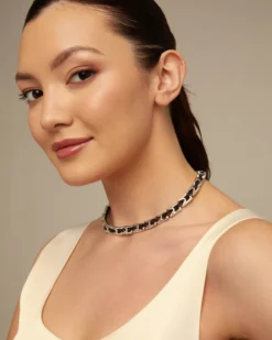 Short leather necklace with links