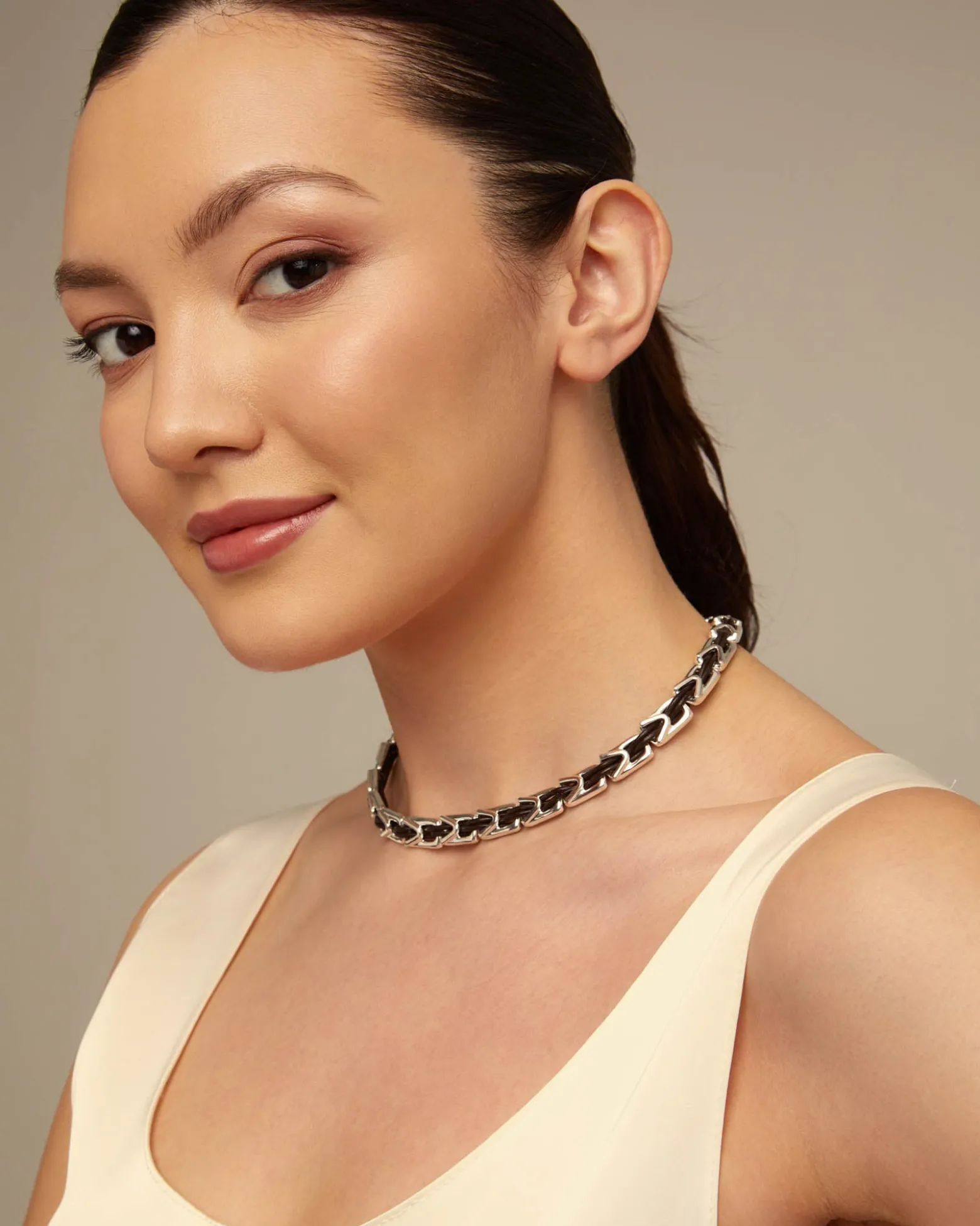 Short leather necklace with links