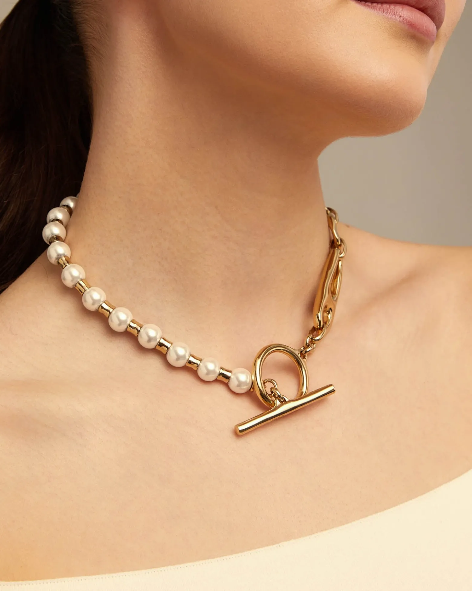 Short link chain necklace with pearls