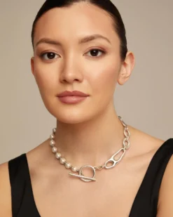 Short link chain necklace with pearls