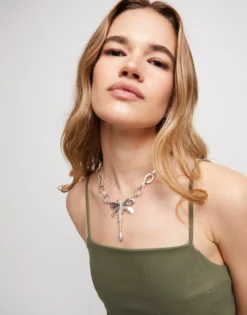 Short link chain necklace with dragonfly