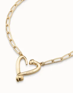 Short link chain pendant necklace with a heart