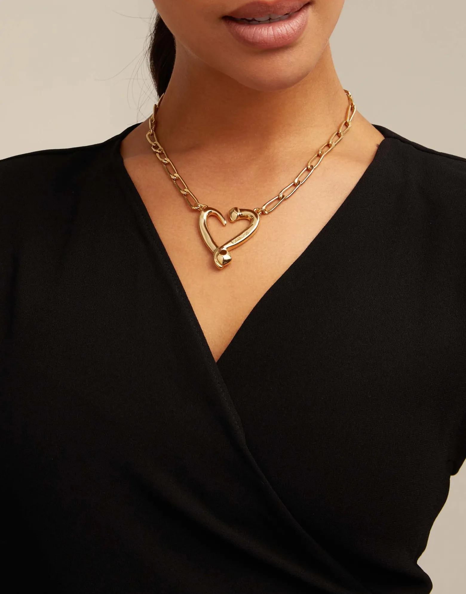 Short link chain pendant necklace with a heart