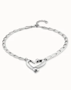 Short link chain pendant necklace with a heart