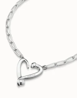 Short link chain pendant necklace with a heart