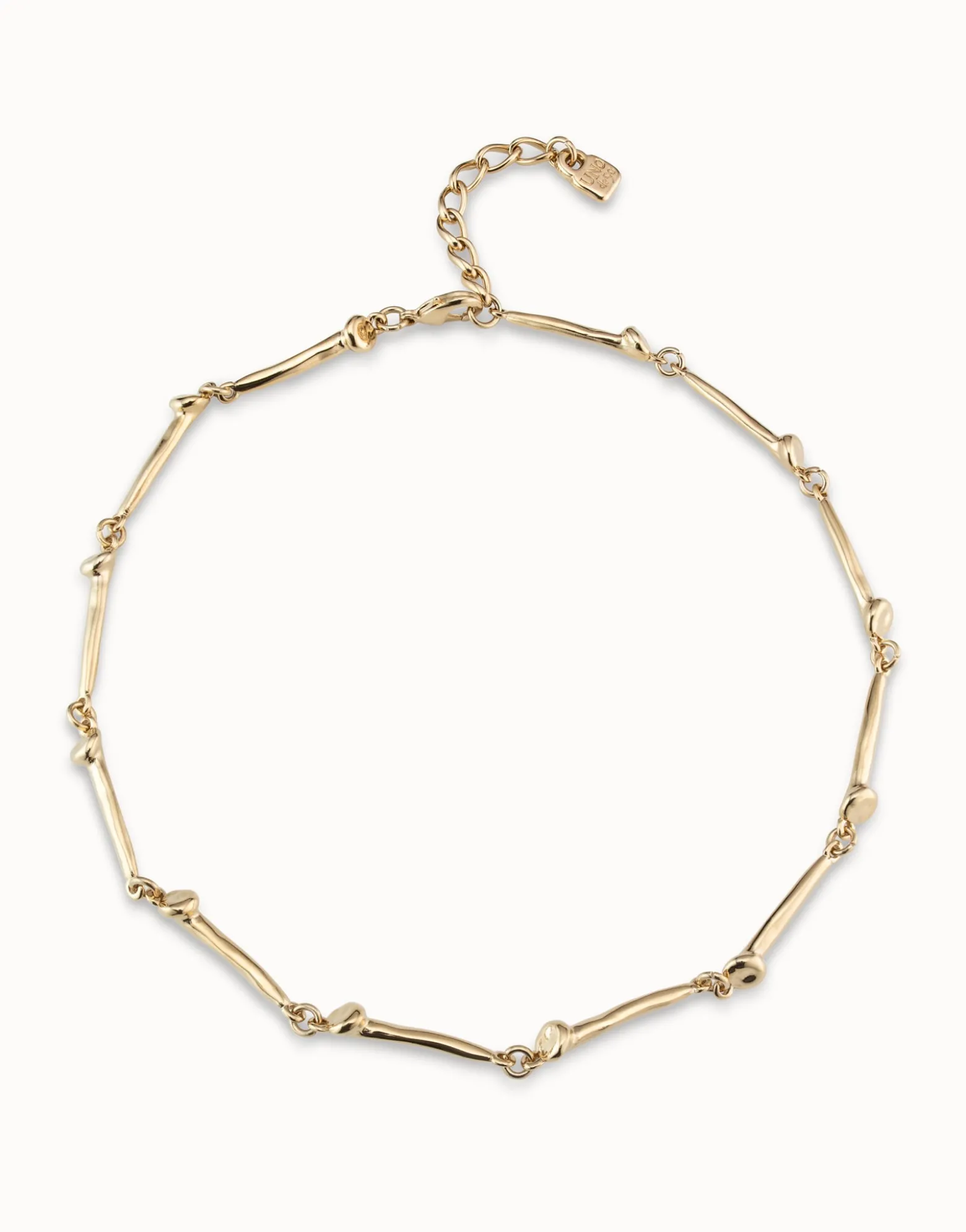 Short necklace with nail-shaped pieces