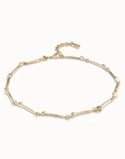 Short necklace with nail-shaped pieces