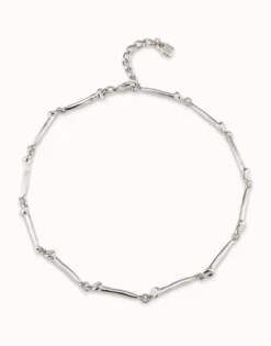 Short necklace with nail-shaped pieces