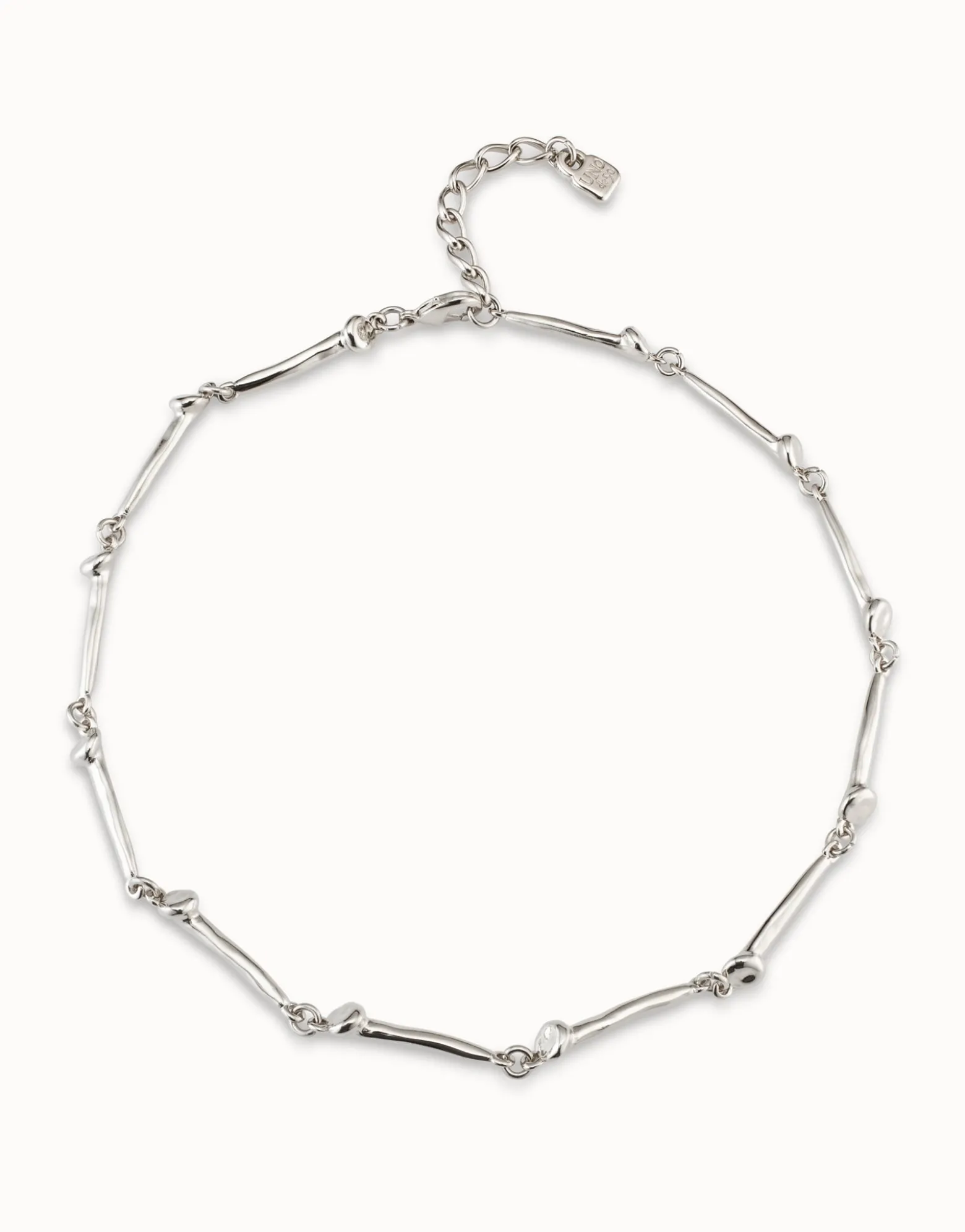 Short necklace with nail-shaped pieces