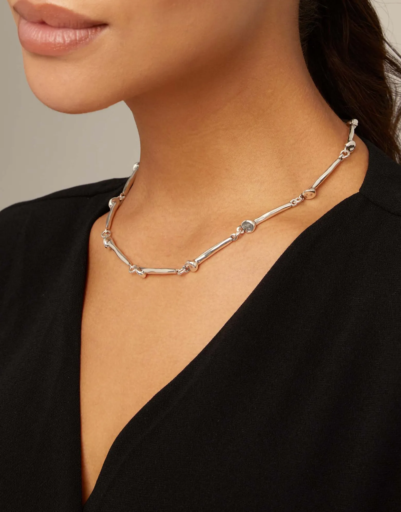 Short necklace with nail-shaped pieces