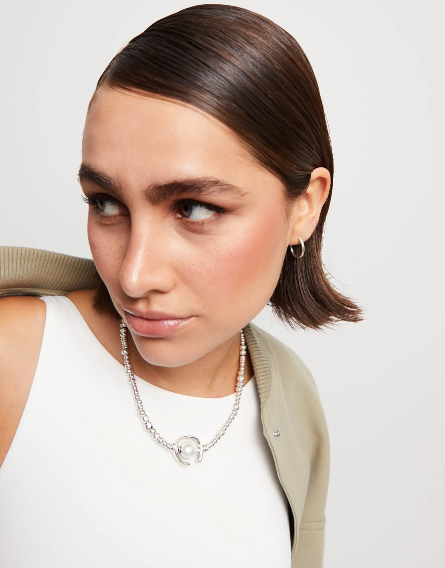 Short necklace with pearl