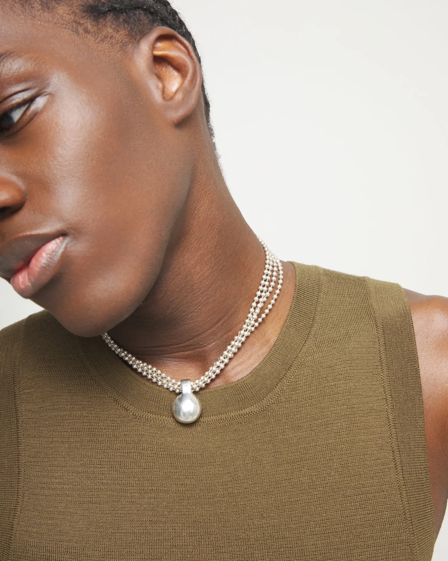 Short necklace with silver threads and large sphere