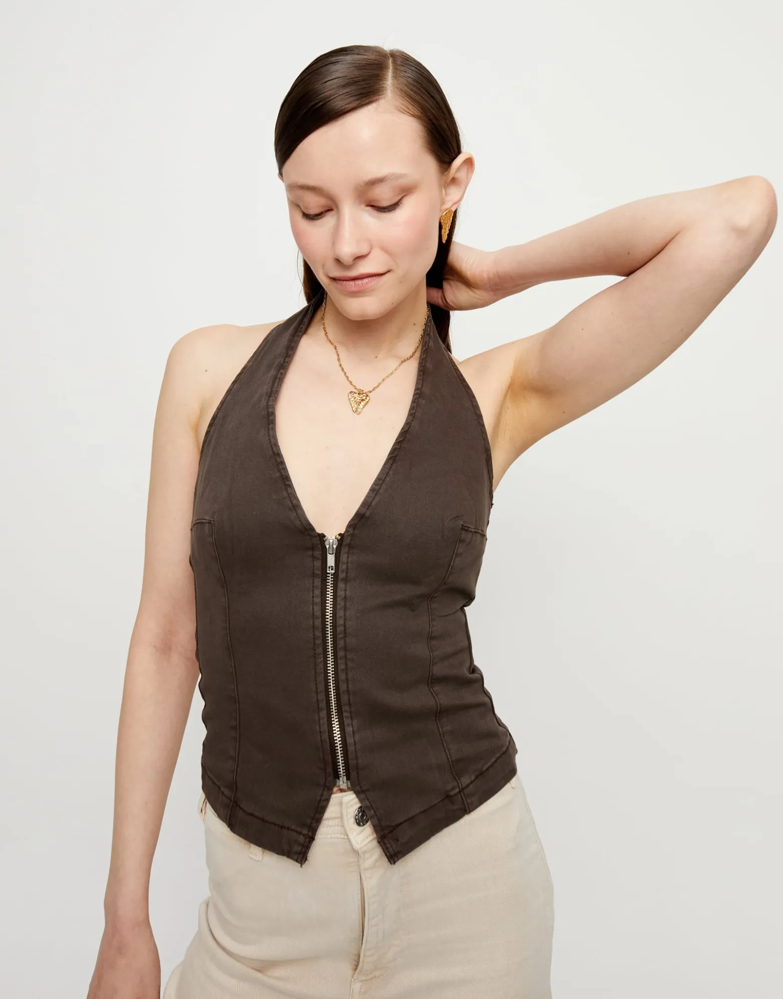 Short necklace with wing detail