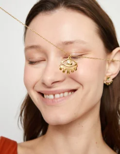 Short pendant chain necklace with small eye