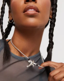 Short pendant necklace with dragonfly