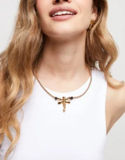 Short pendant necklace with dragonfly