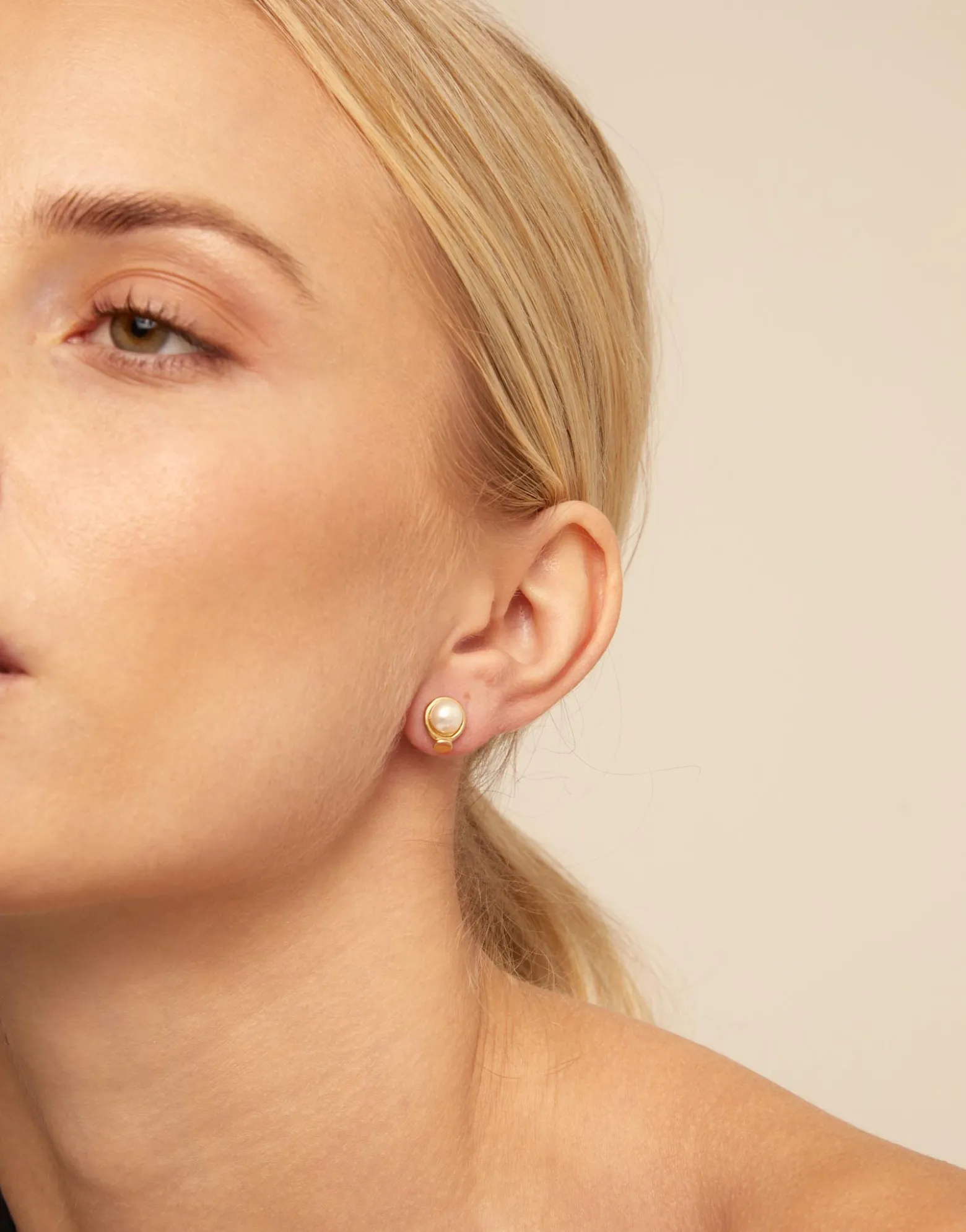 Single Stud Earring With Pearl