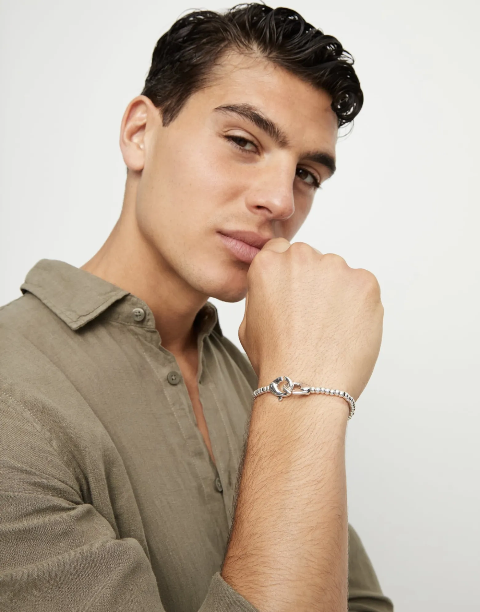 Small beads bracelet with interlocking carabiner