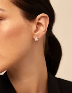 Stud earrings with pearl