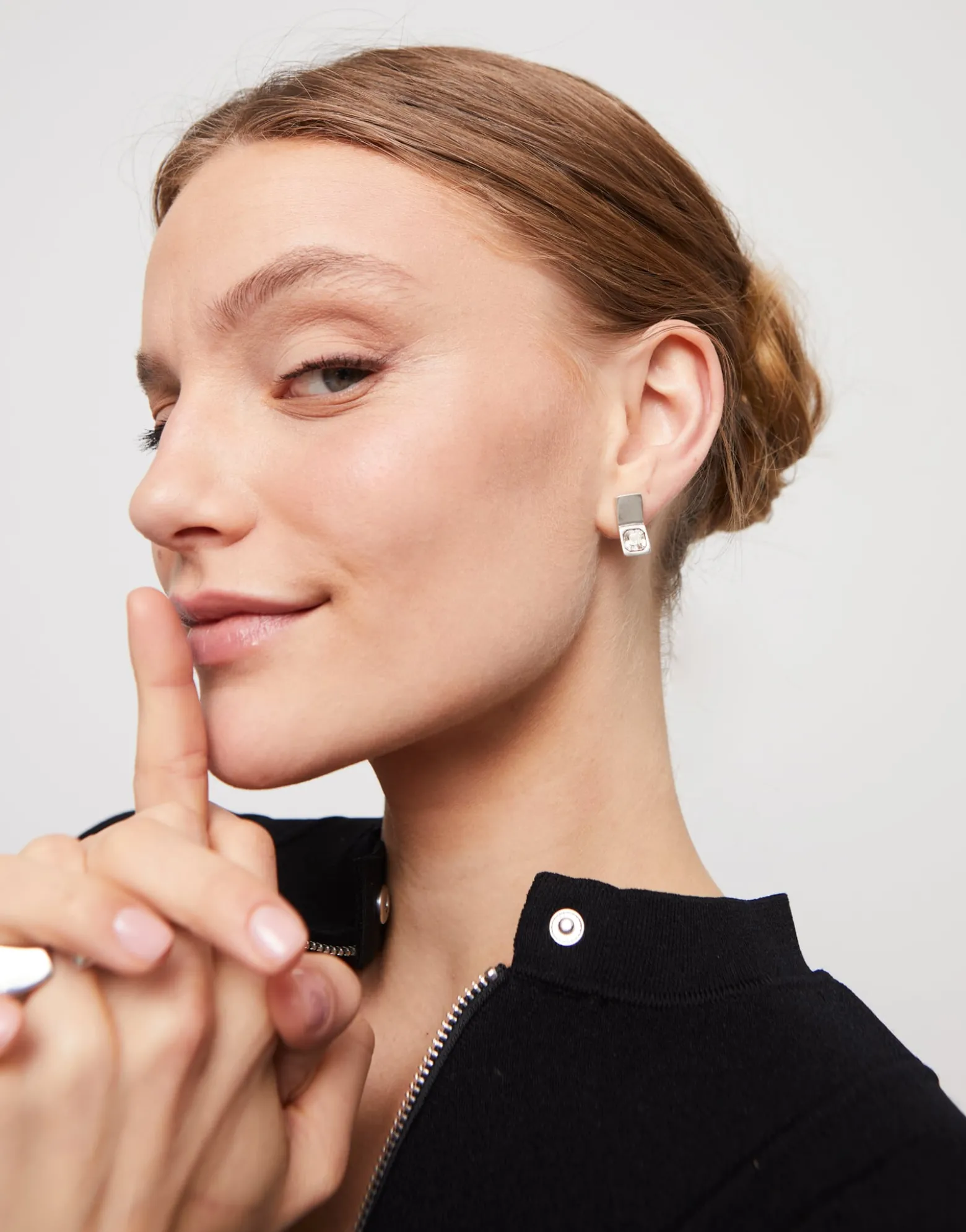 Stud earrings with white crystal