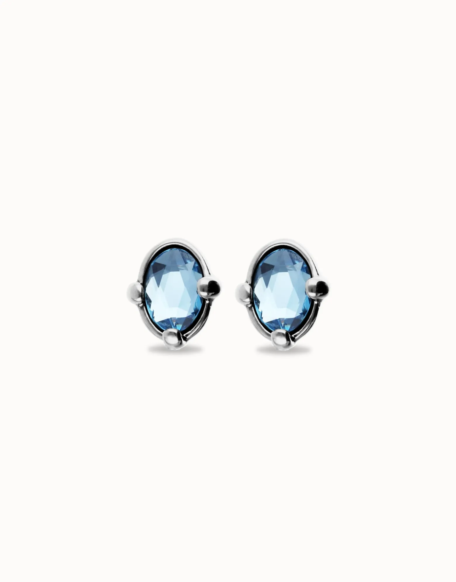 Studs with blue oval faceted crystals