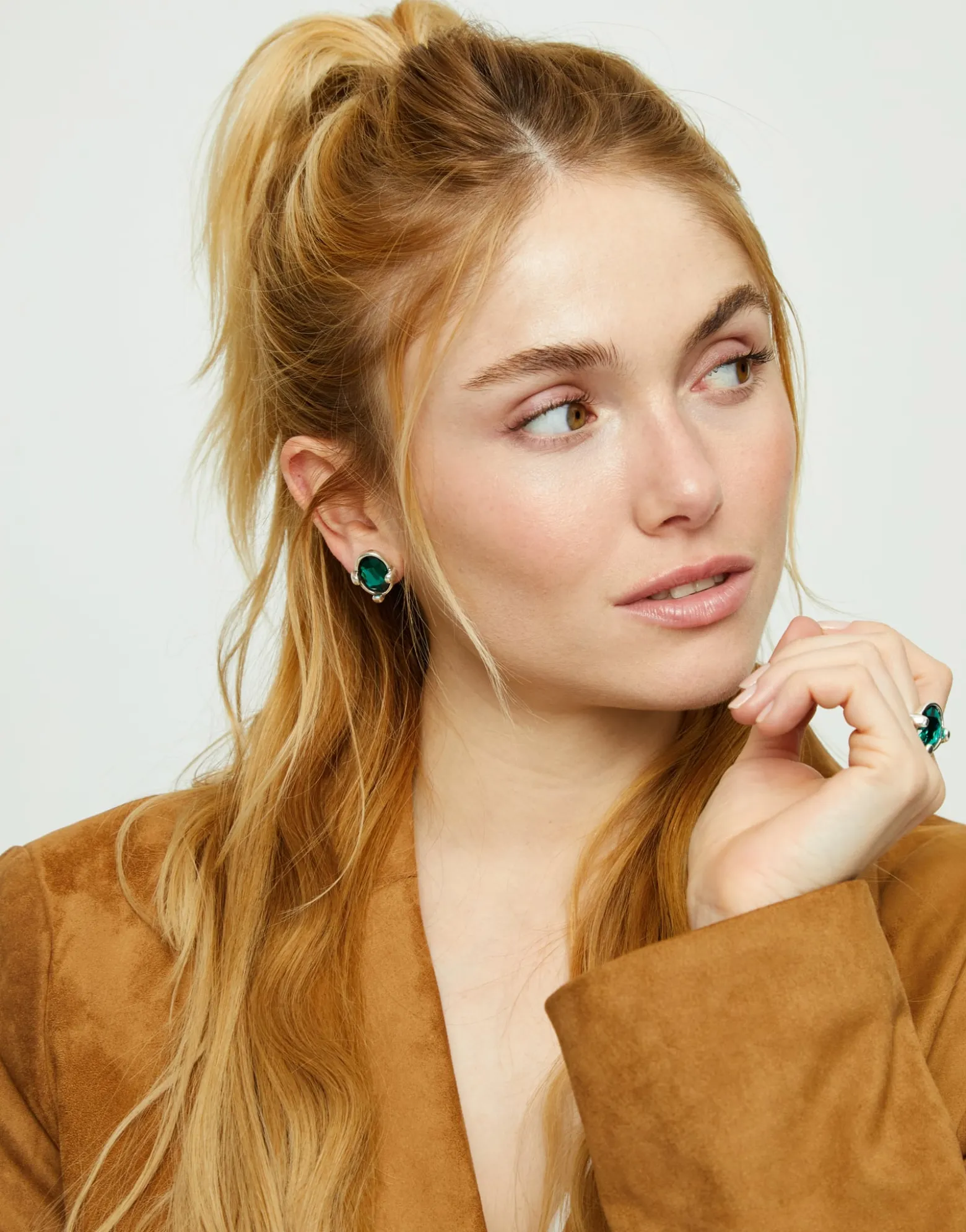 Studs with oval green faceted crystal