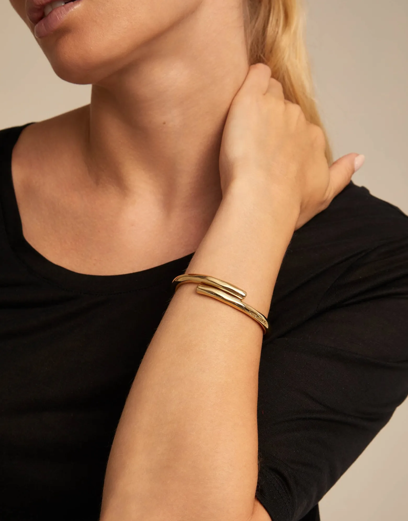Tubular shaped bangle bracelet