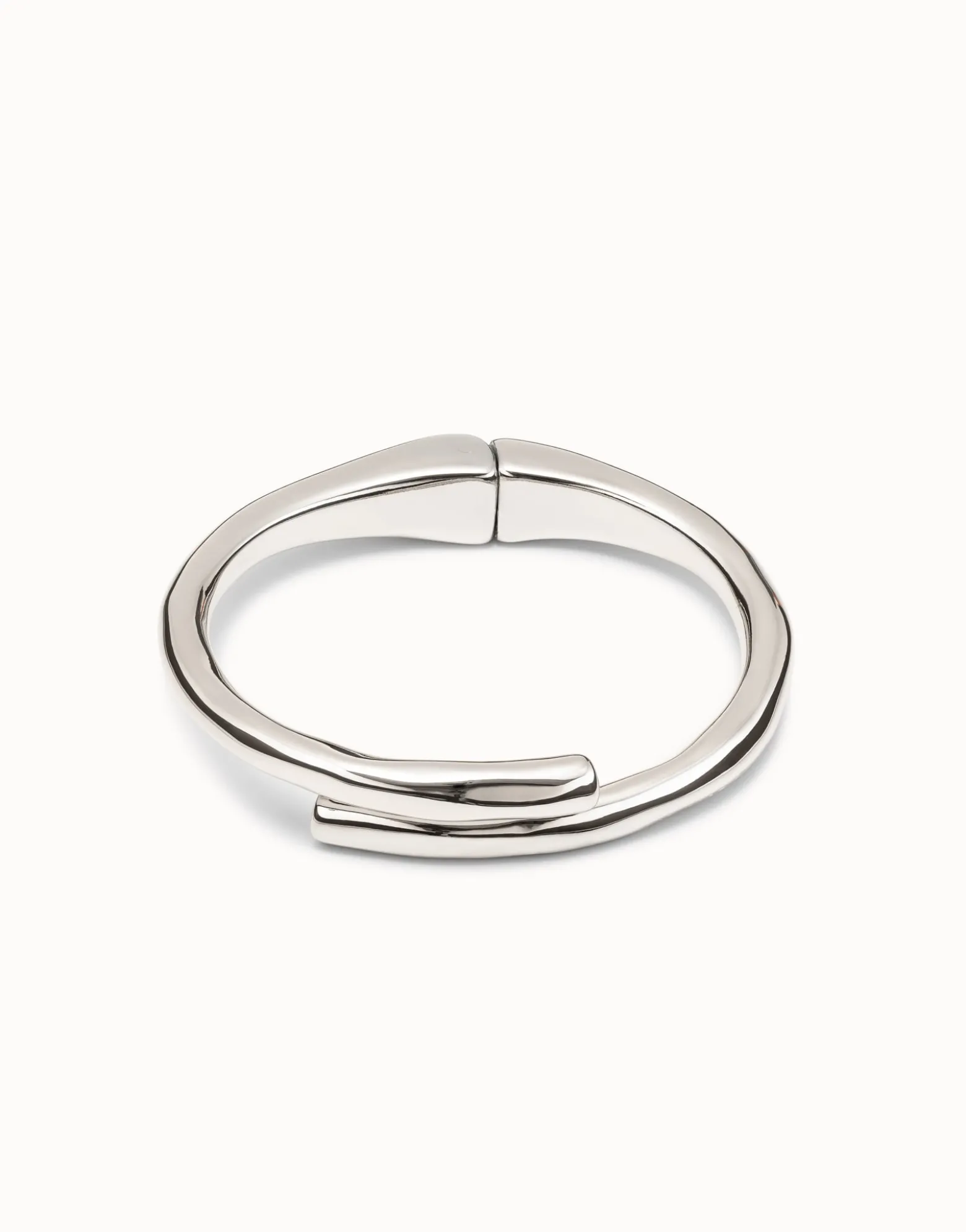 Tubular shaped bangle bracelet