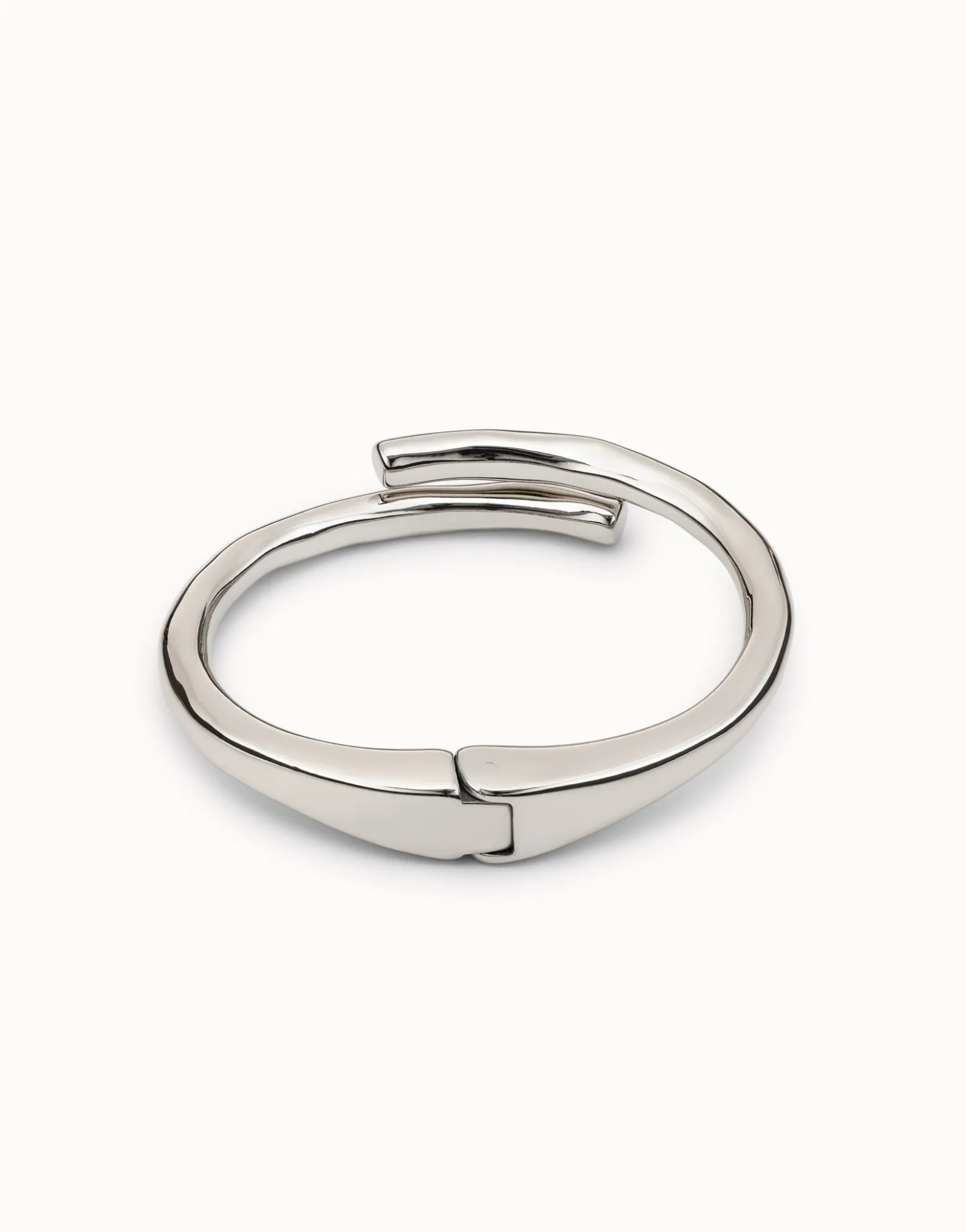 Tubular shaped bangle bracelet
