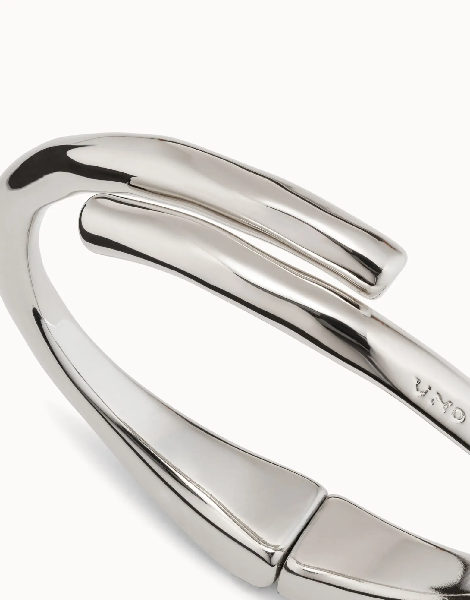 Tubular shaped bangle bracelet