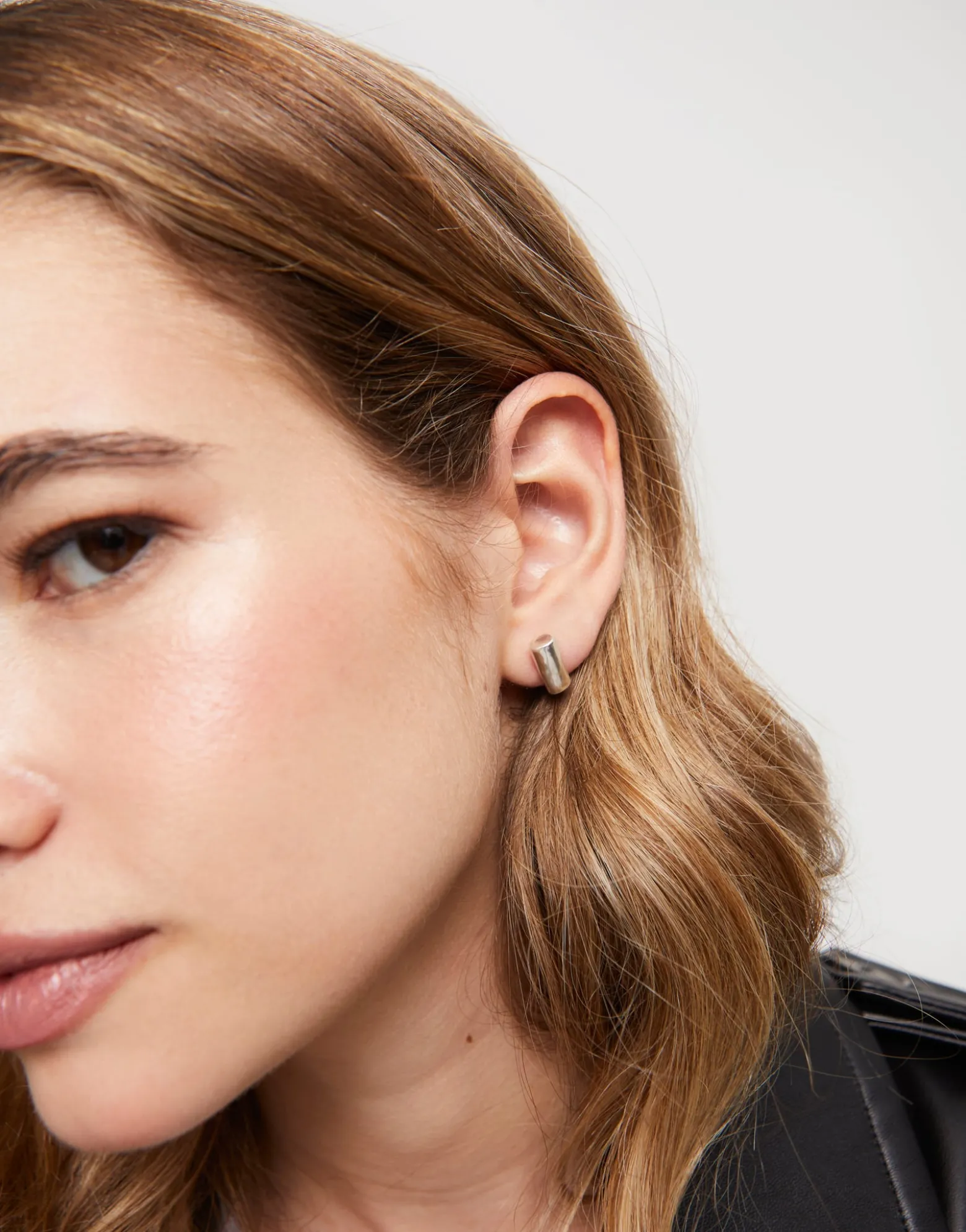 Tubular shape stud earrings